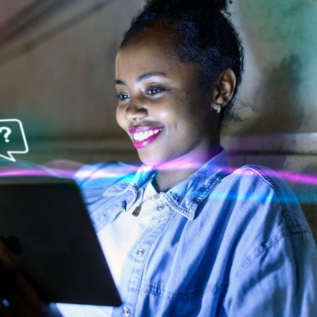 Junge Frau nutzt KI am Tablet