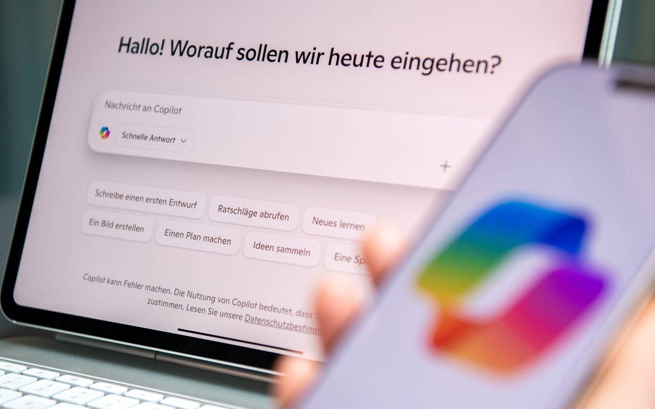 Eine Frau nutzt den KI-Assistenten Microsoft Copilot auf iPad und