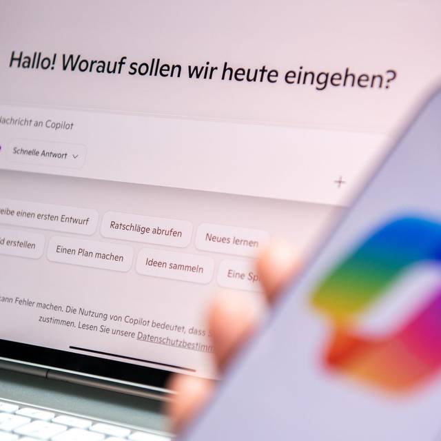Eine Frau nutzt den KI-Assistenten Microsoft Copilot auf iPad und