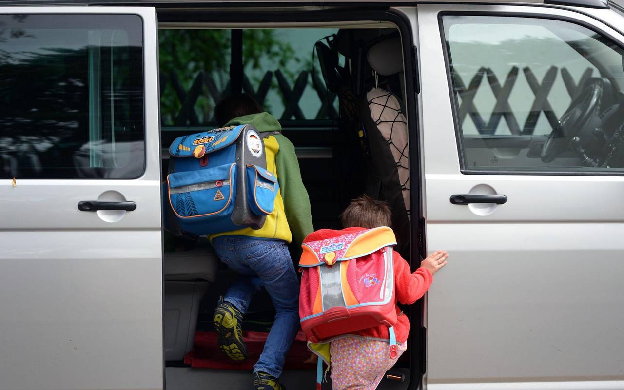 Schulkinder im Auto