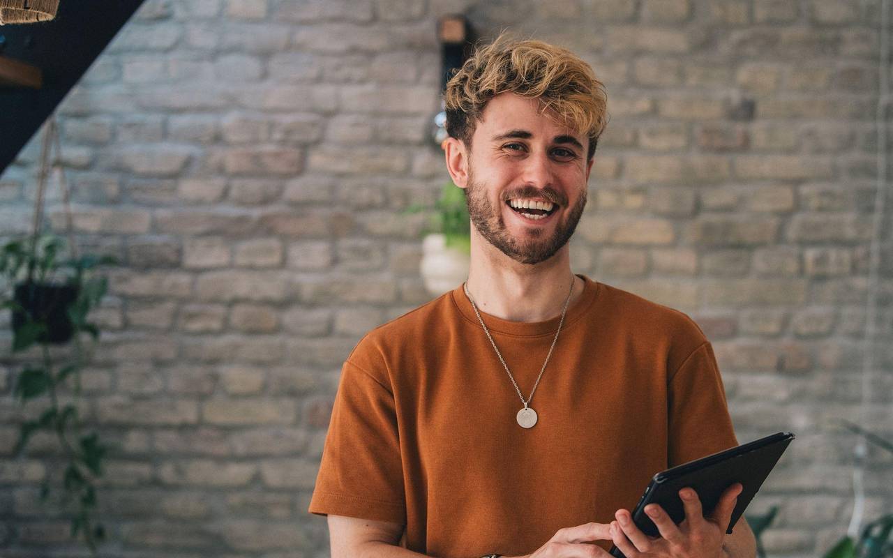 Ein Mann mit Tablet im Homeoffice