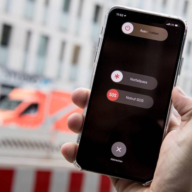 Mann bedient Funktion «Notruf SOS» auf seinem iPhone