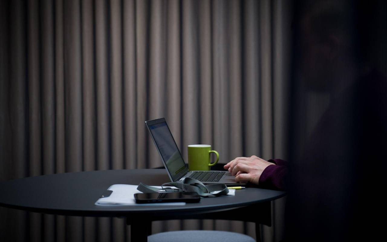 Mann arbeitet am Laptop