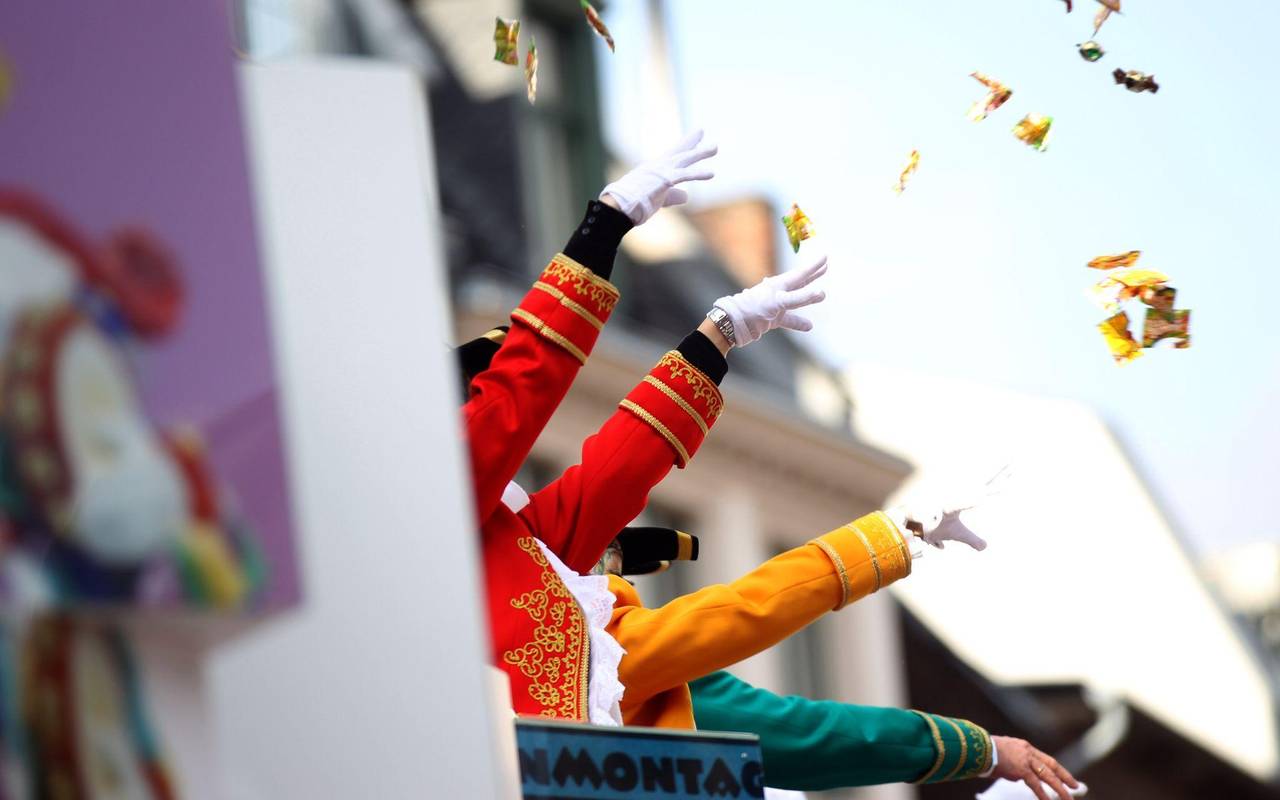 Von einem Karnevalswagen werden Kamelle geworfen