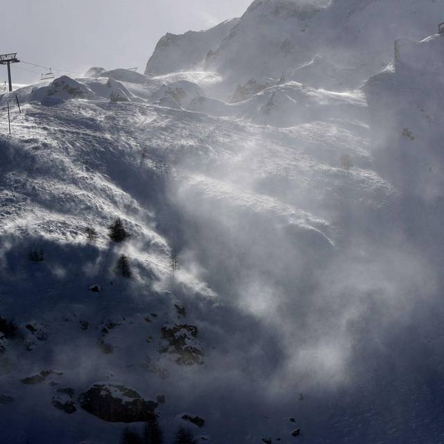 Lawine reißt drei Skifahrer in dem Alpen in den Tod