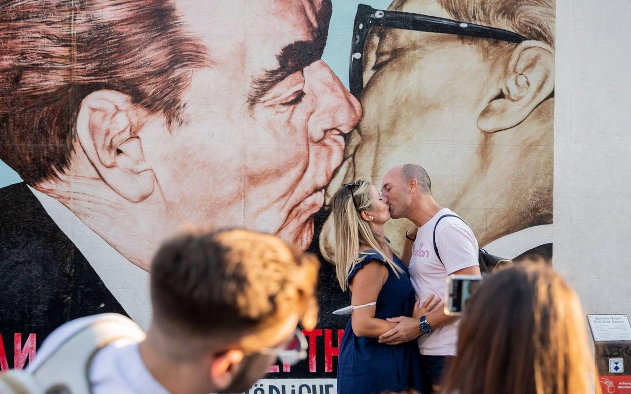 Kuss vor der Berliner Mauer