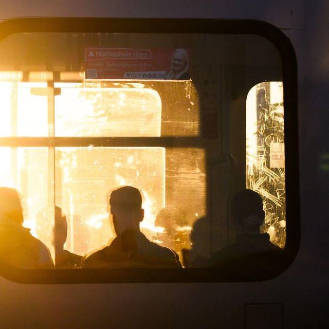 Fahrgäste sitzen in einer Stadtbahn