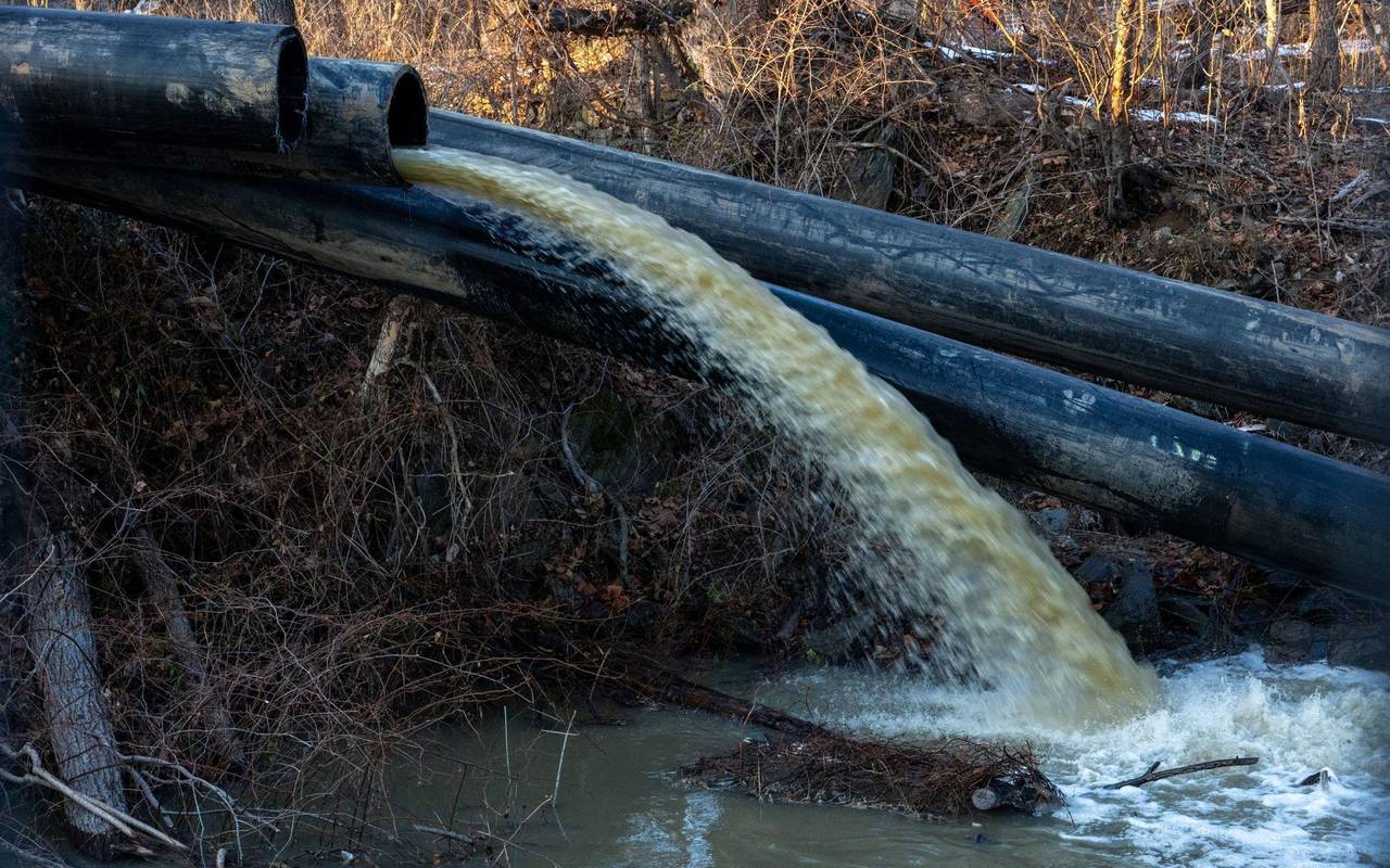 Abwasser im Fluss Potomac