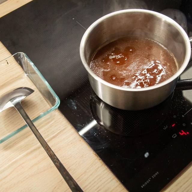 Knochenbrühe kocht in einem Topf