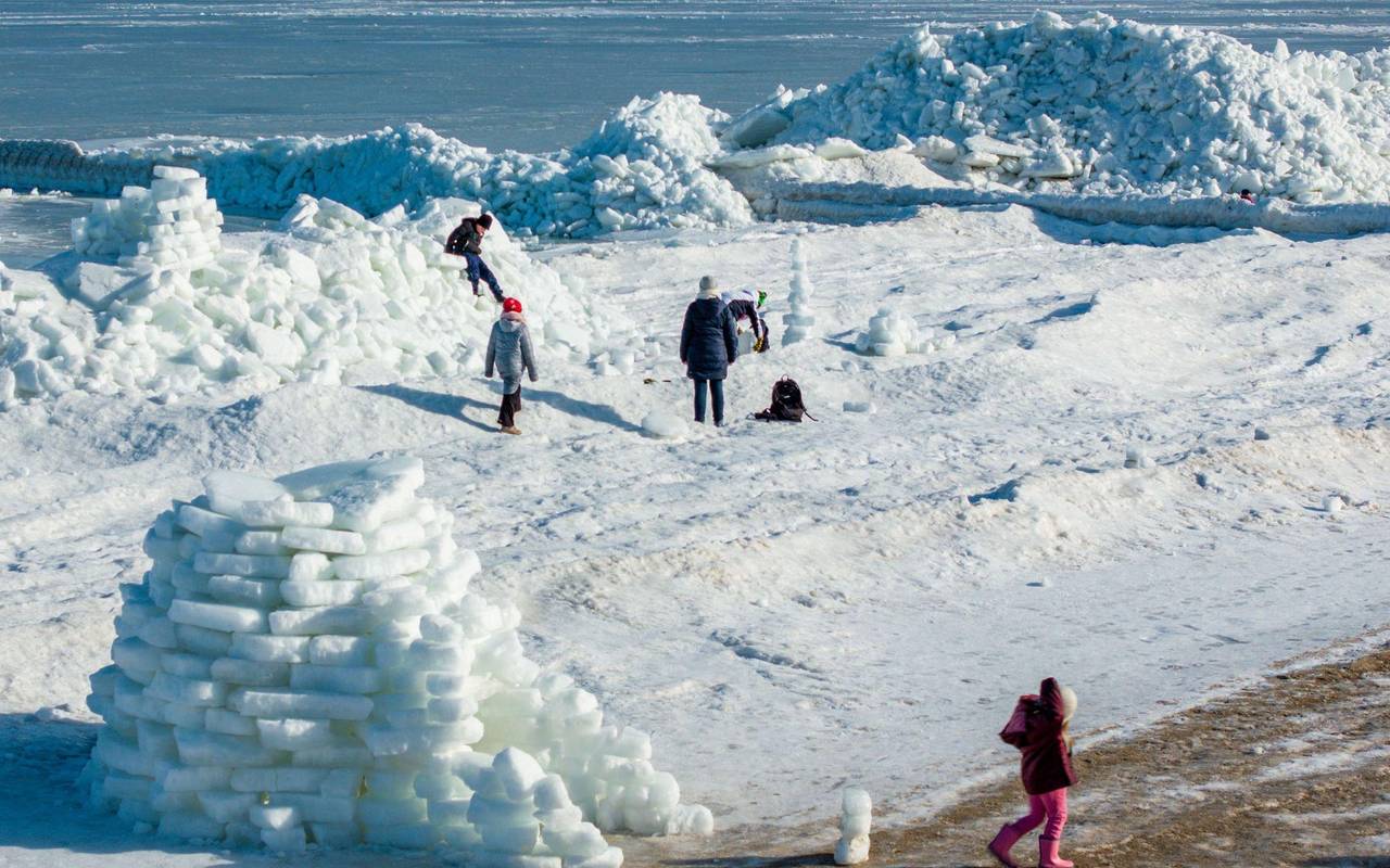 Eisberge türmen sich an der Ostseeküste