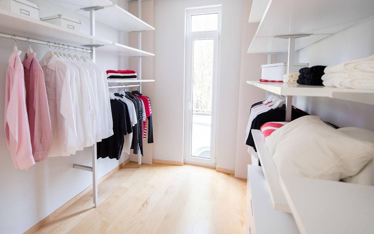 Kleidung in einem Ankleidezimmer