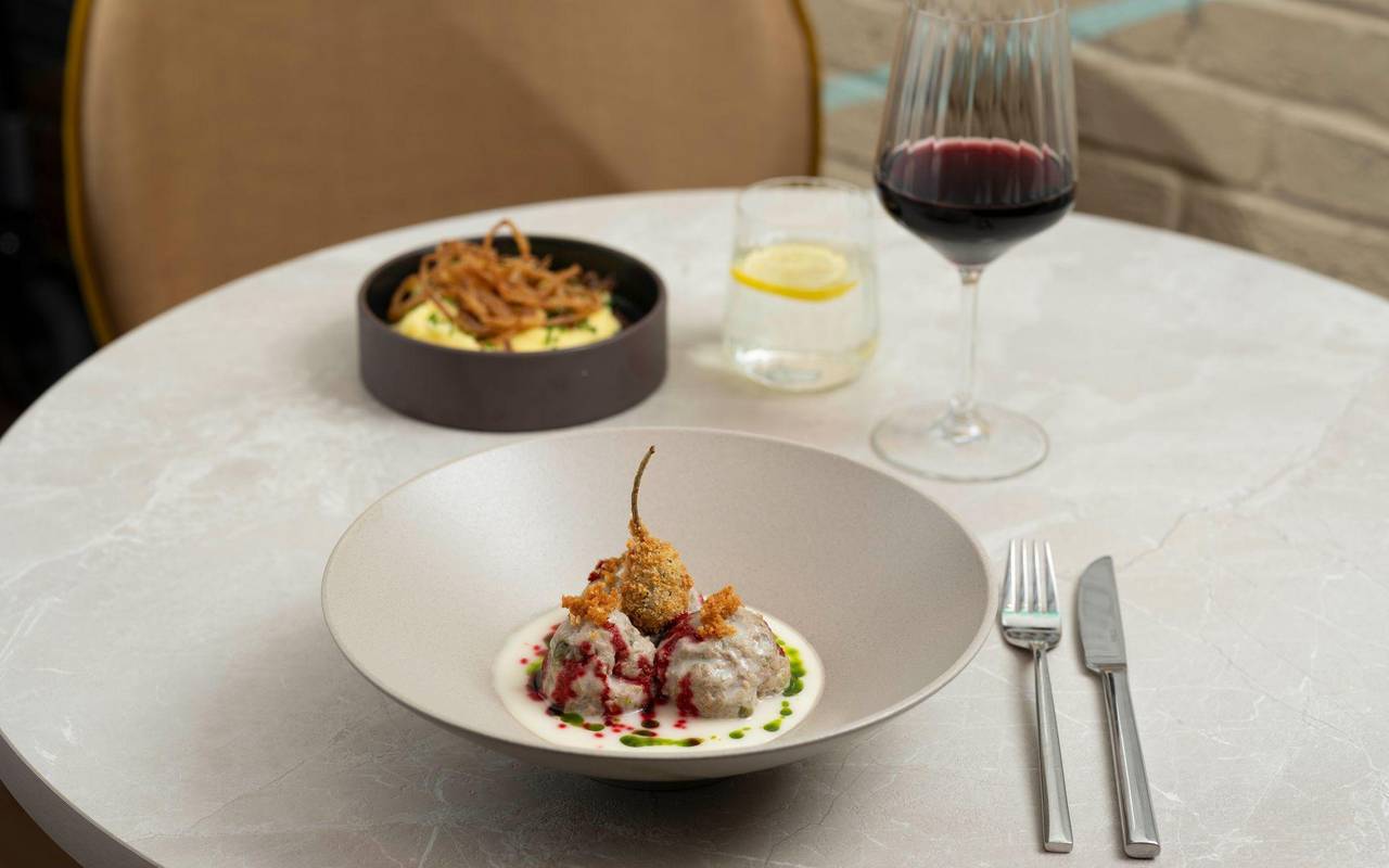 Königsberger Klopse mit frittiertem Kapernapfel