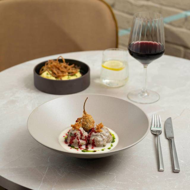 Königsberger Klopse mit frittiertem Kapernapfel