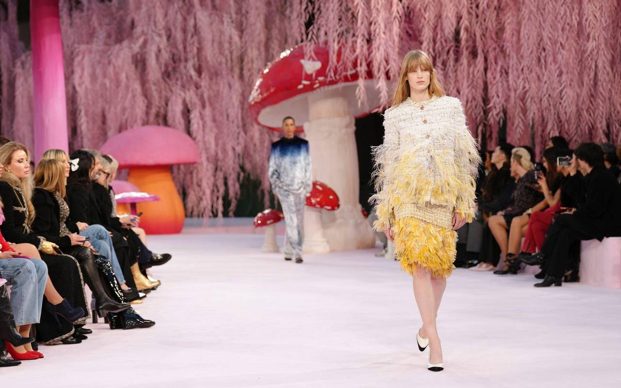 Model trägt Kreation aus der Chanel FS26 Haute Couture-Kollektion