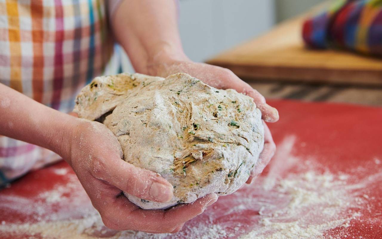 Frau bereitet Hefeteig zu