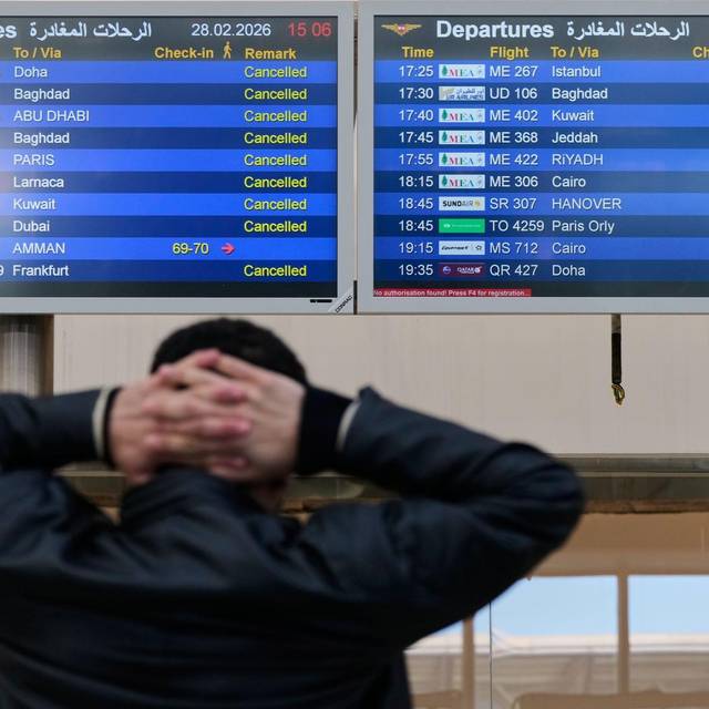 Reisender prüft die Abflugzeiten am Flughafen Beirut Rafik Hariri