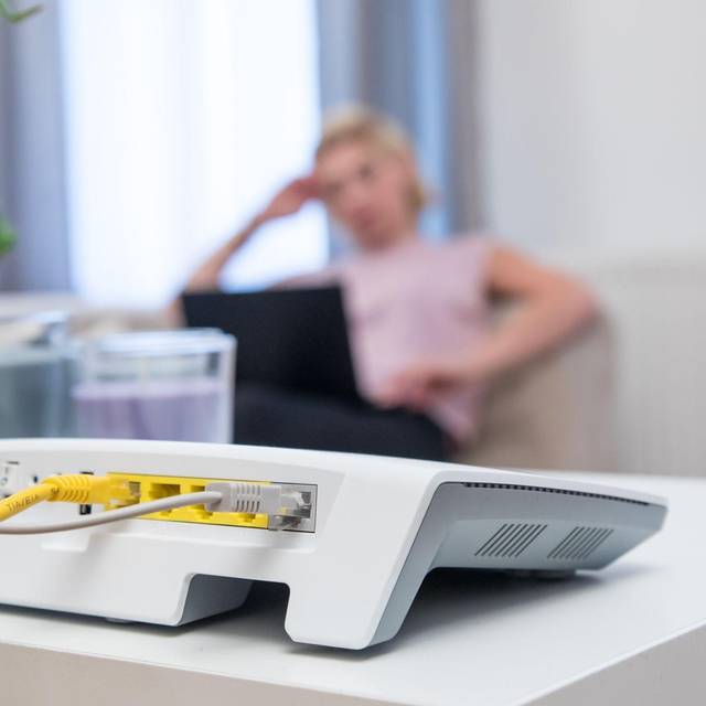 Router steht auf einem Regal