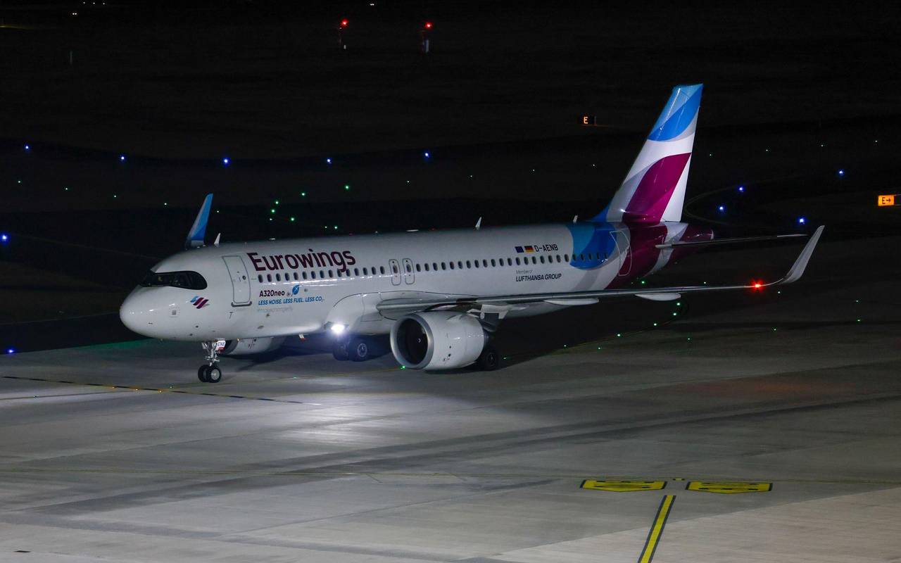 Eurowings-Evakuierungsflieger kommt am Flughafen Köln Bonn an