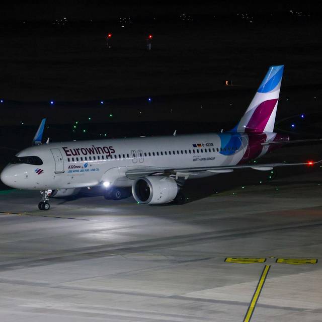 Eurowings-Evakuierungsflieger kommt am Flughafen Köln Bonn an