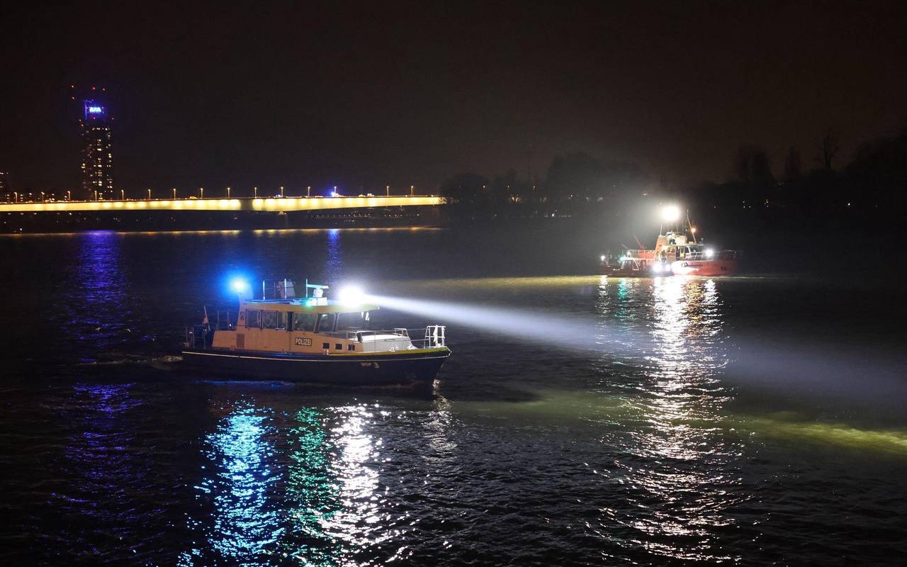 PKW fährt in den Rhein - eine Person lebensgefährlich verletzt