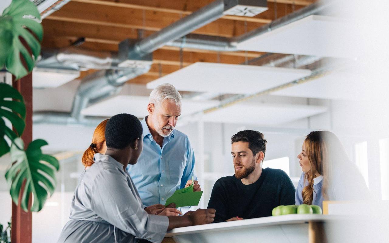 Kollegen verteilen Aufgaben untereinander