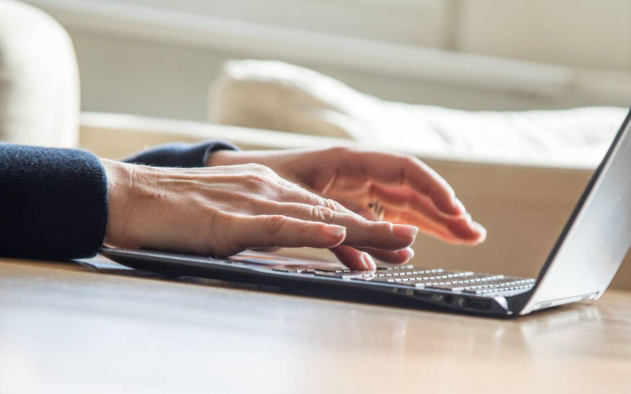 Frau arbeitet an einem Laptop