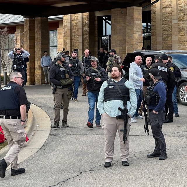 Auto fährt in Synagoge in Michigan
