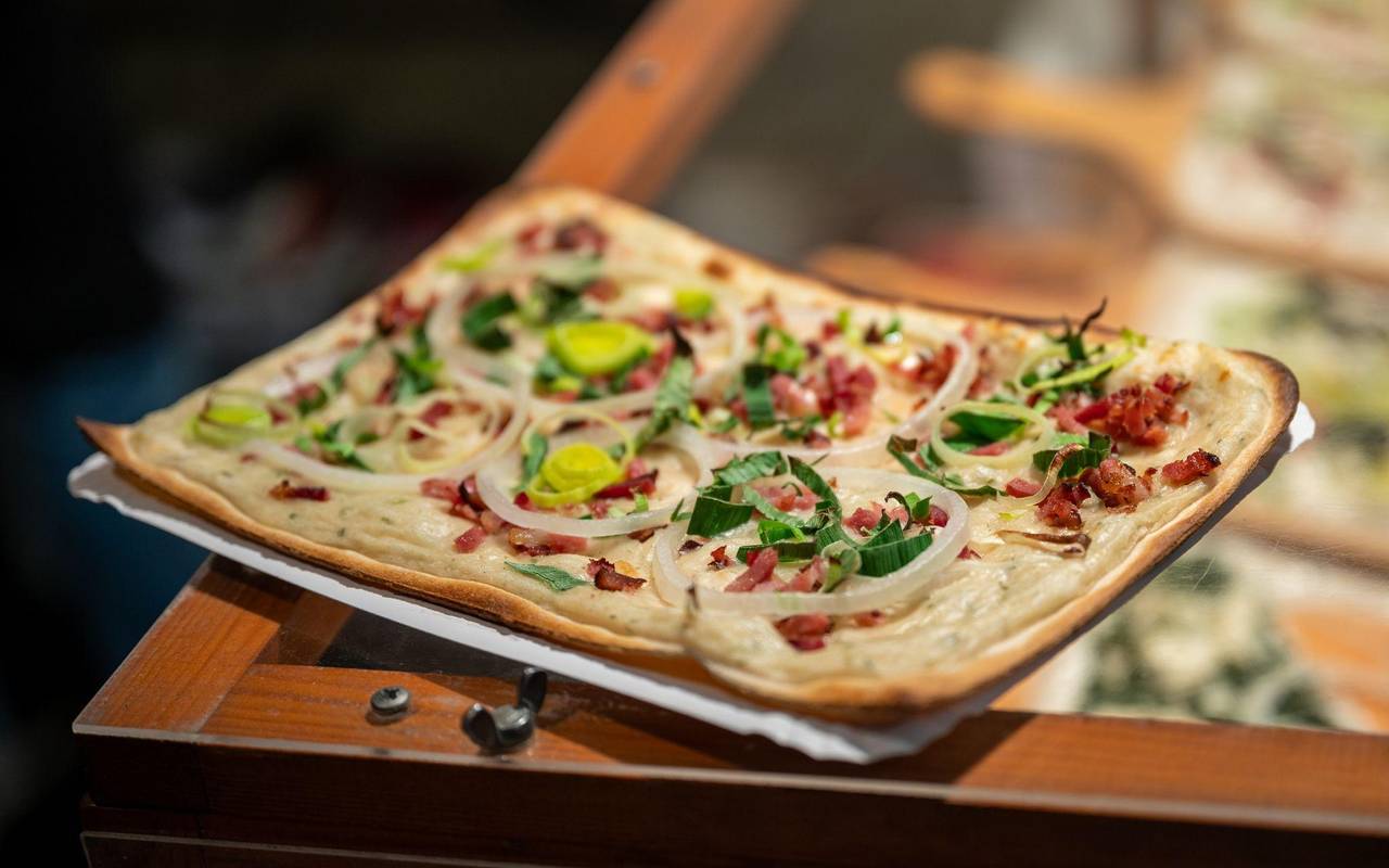 Ein Flammkuchen mit Lauch und Speck