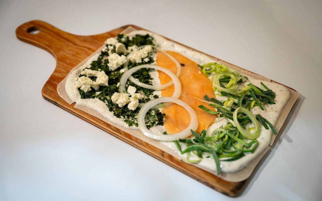 Ein Flammkuchen mit Spinat und Lachs