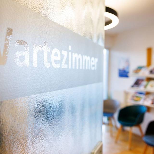 Wartezimmer in Hausarztpraxis