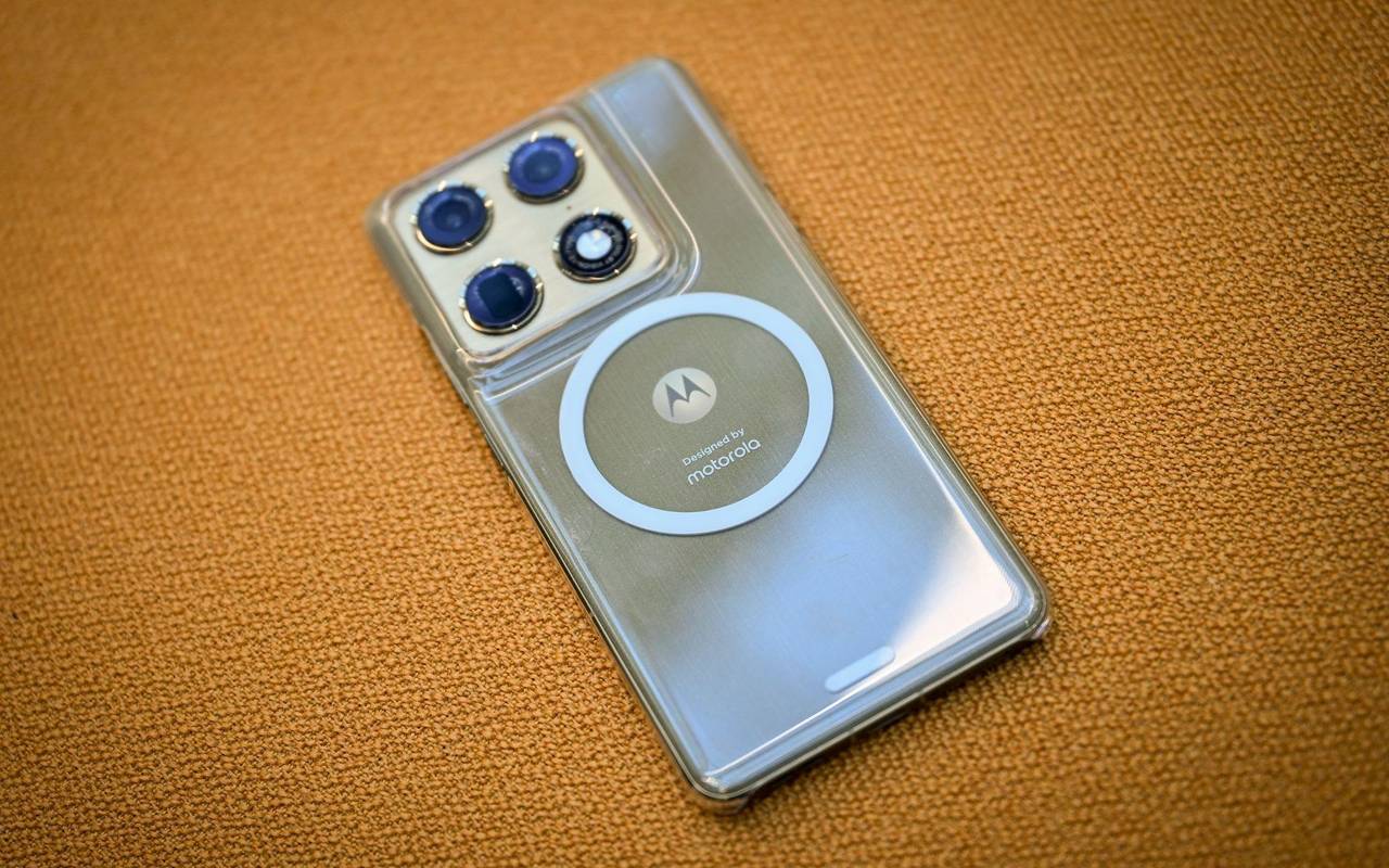 Das Motorola Signature liegt auf einem Sofa