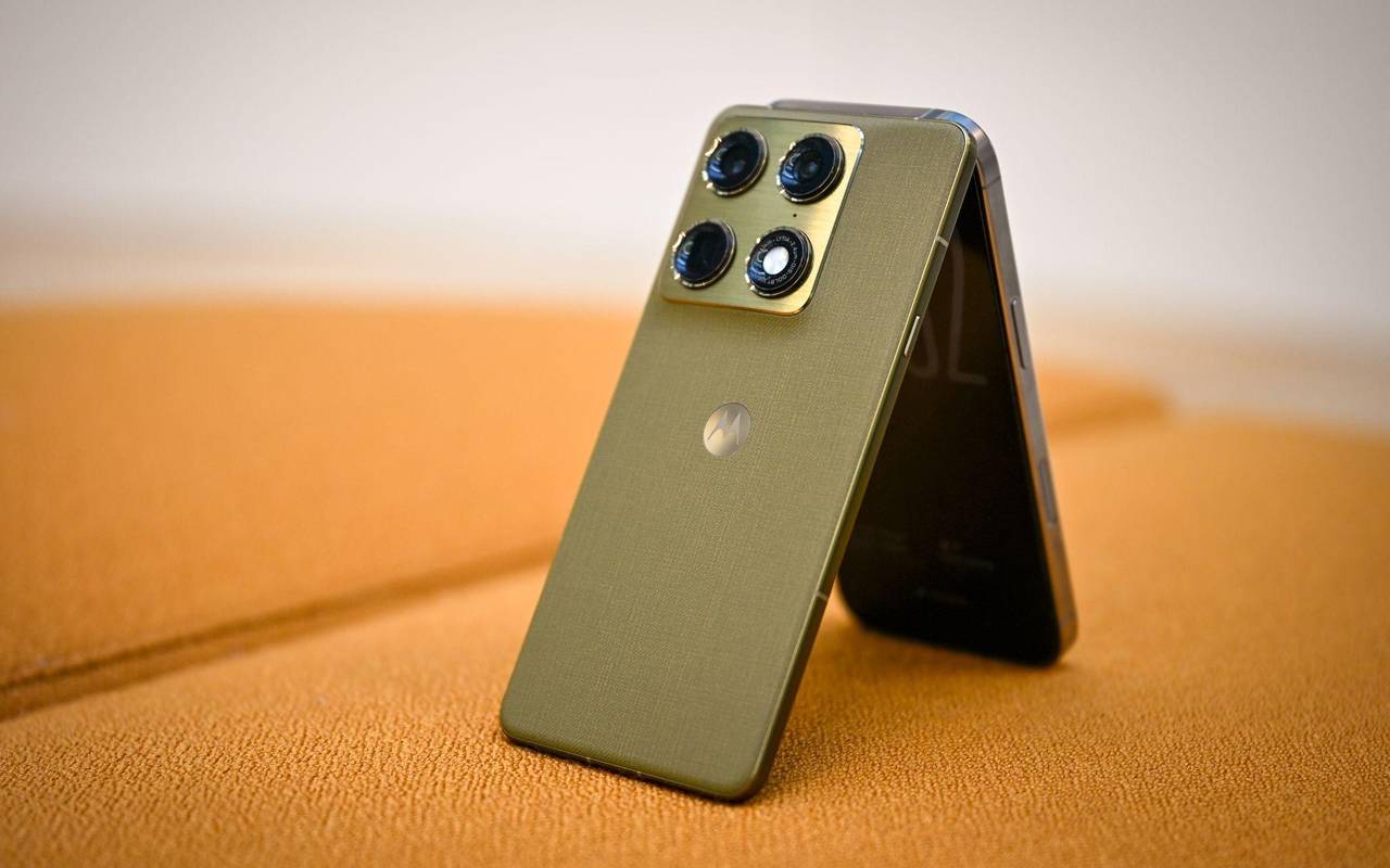 Motorola Signature und Phone 16 Pro Max lehnen einander