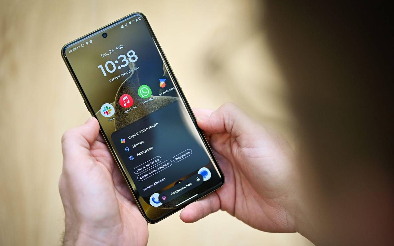Ein Mann hält das Motorola Signature in den Händen