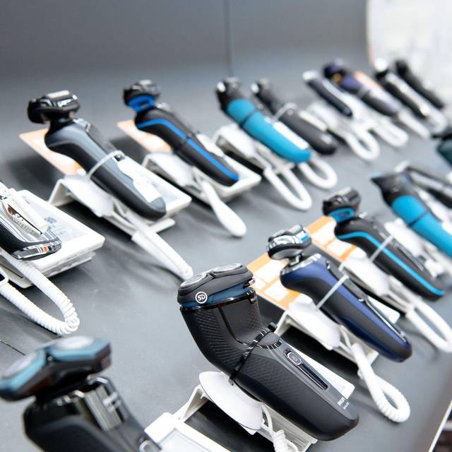 Herrenrasierer liegen in der Filiale des Elektronikmarkts