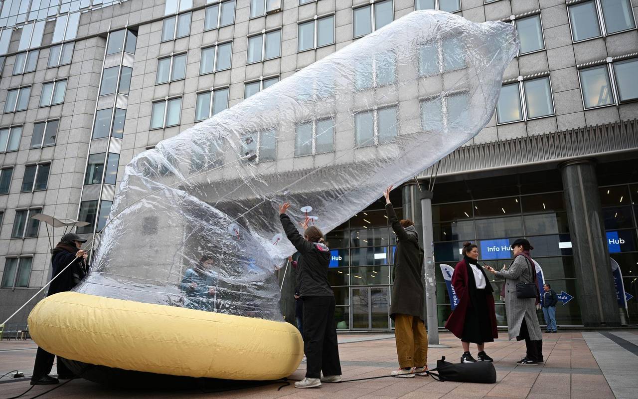 Kondom vor dem EU-Parlament