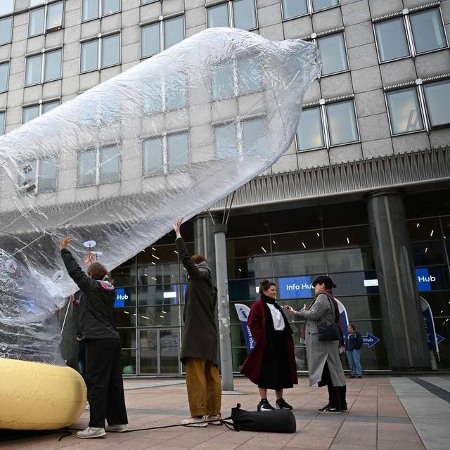 Kondom vor dem EU-Parlament