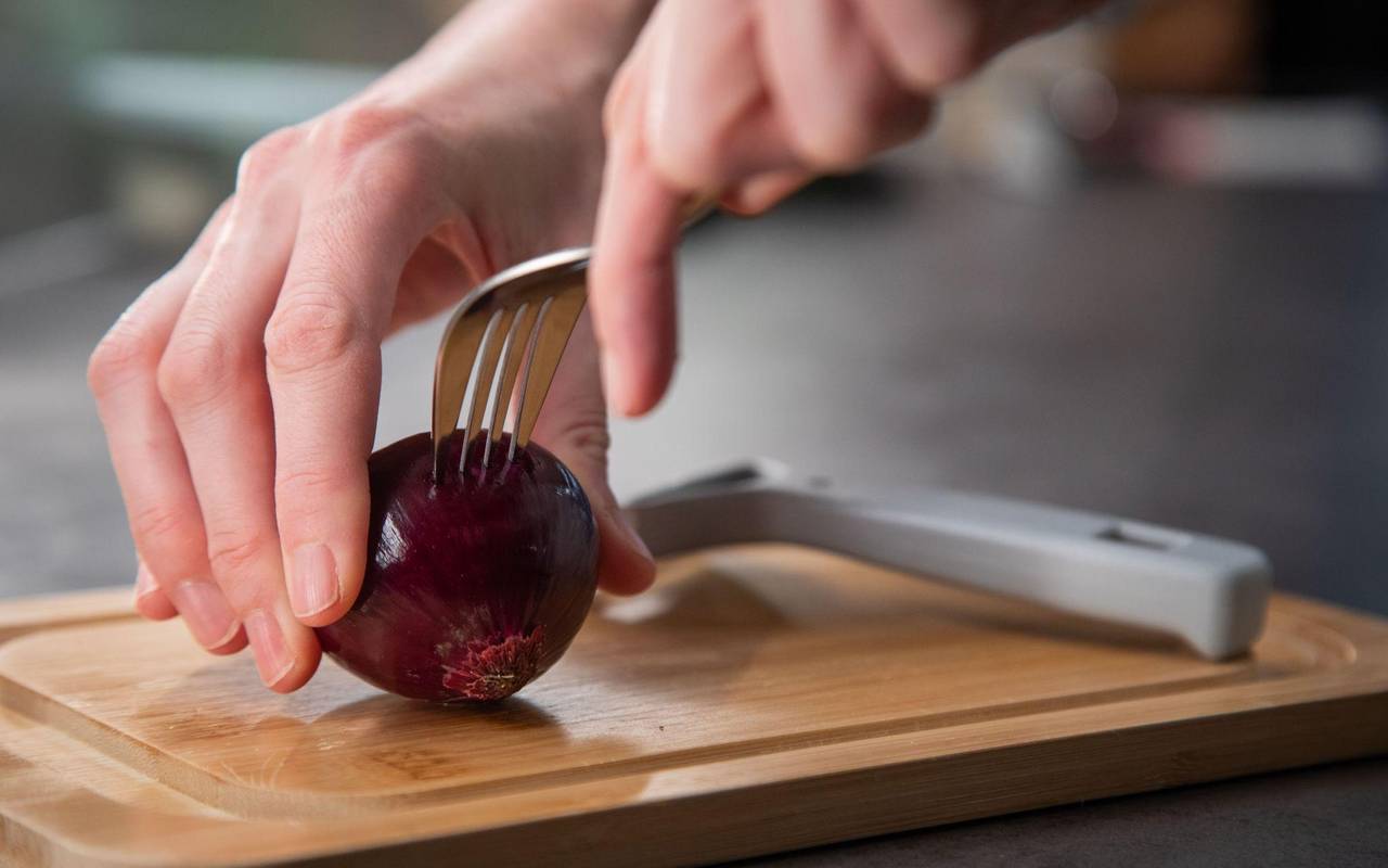 Gabel wird in die Zwiebel gestochen