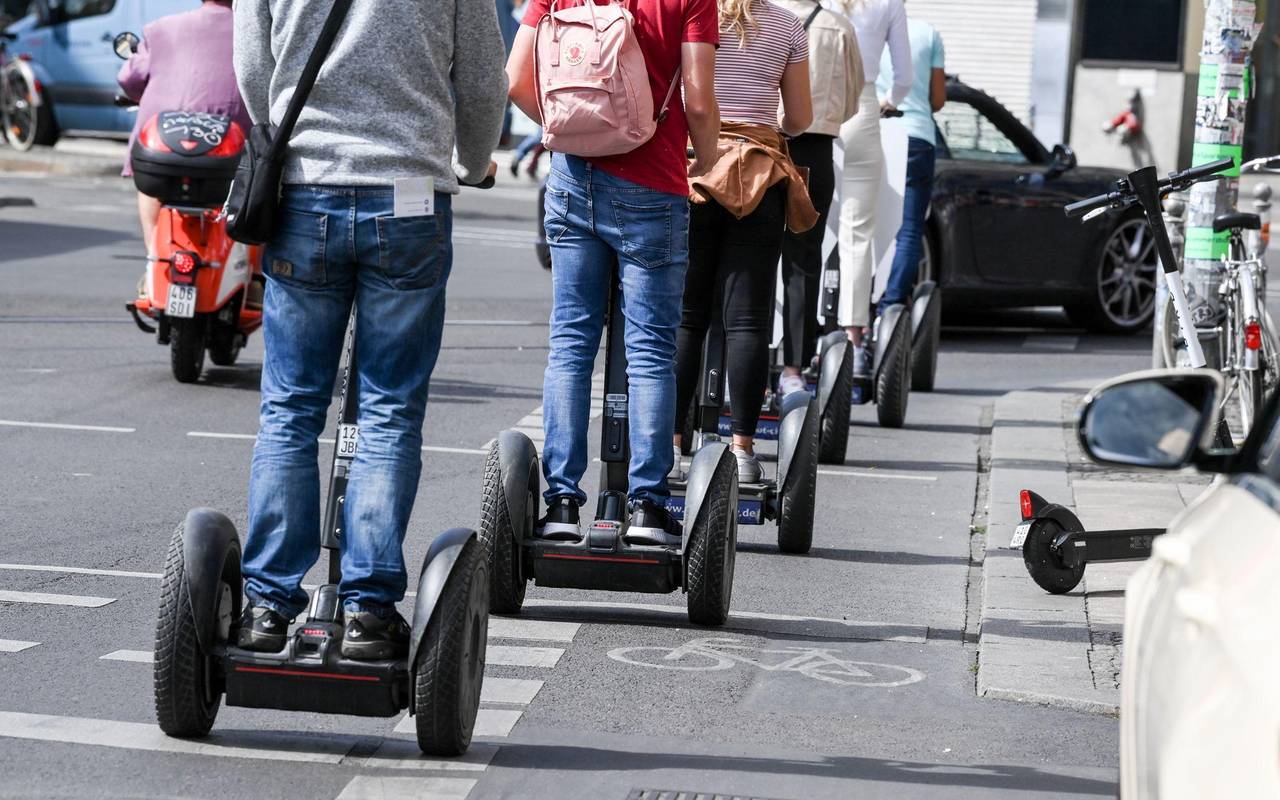Touristen auf Segways in Berlin