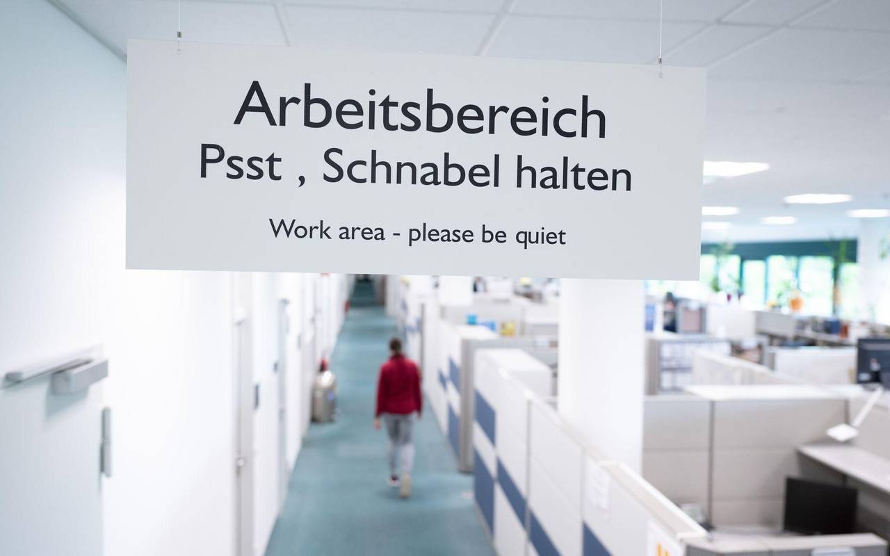 Schild mit Aufschrift „Arbeitsbereich Psst, Schnabel halten“