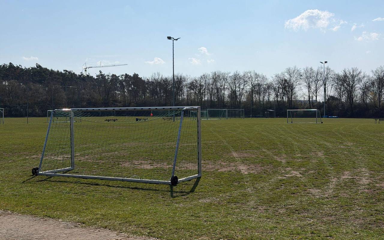 Fußballtor stürzt auf 7-jährigen Jungen