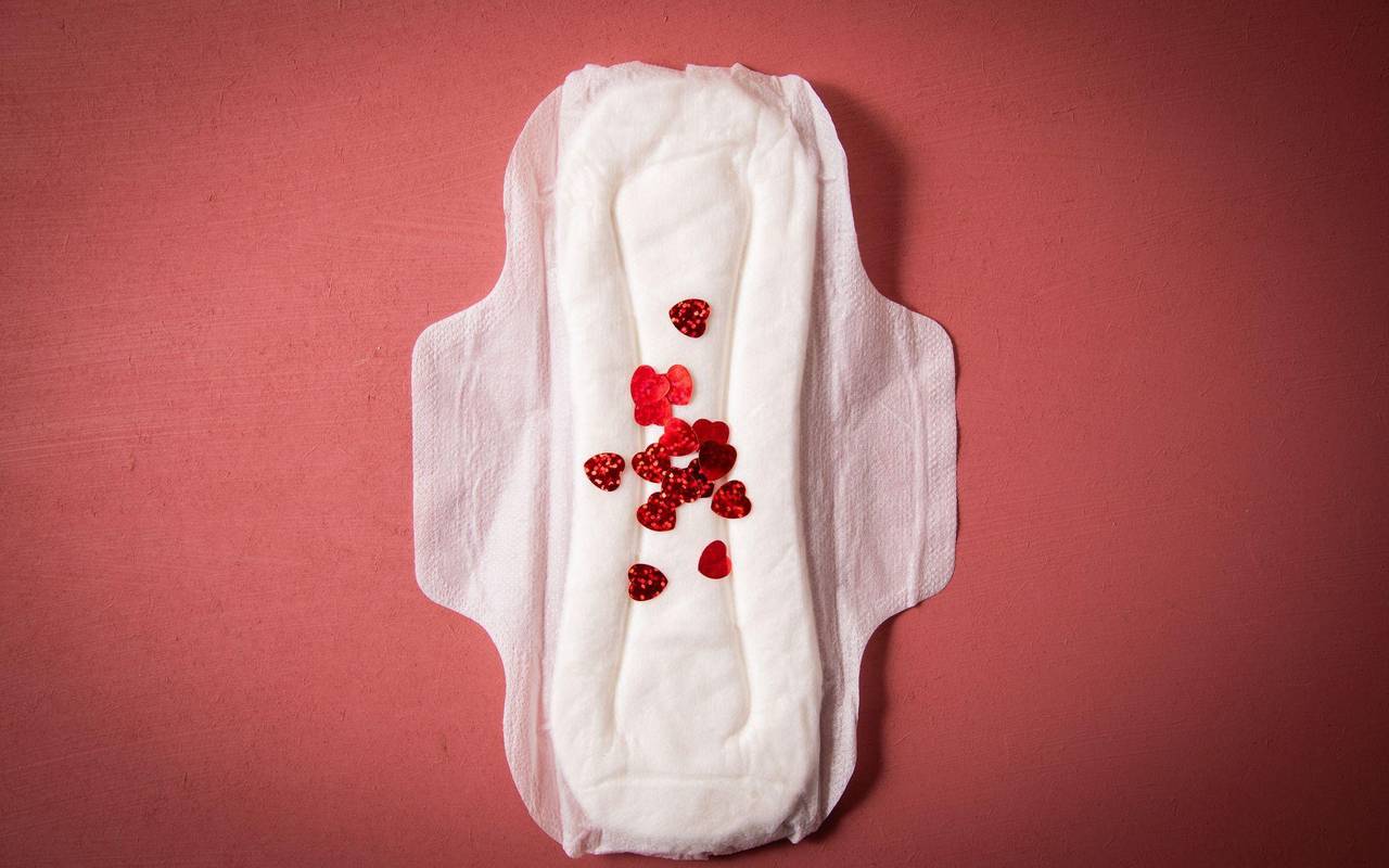 Konfetti liegt auf einer Damenbinde