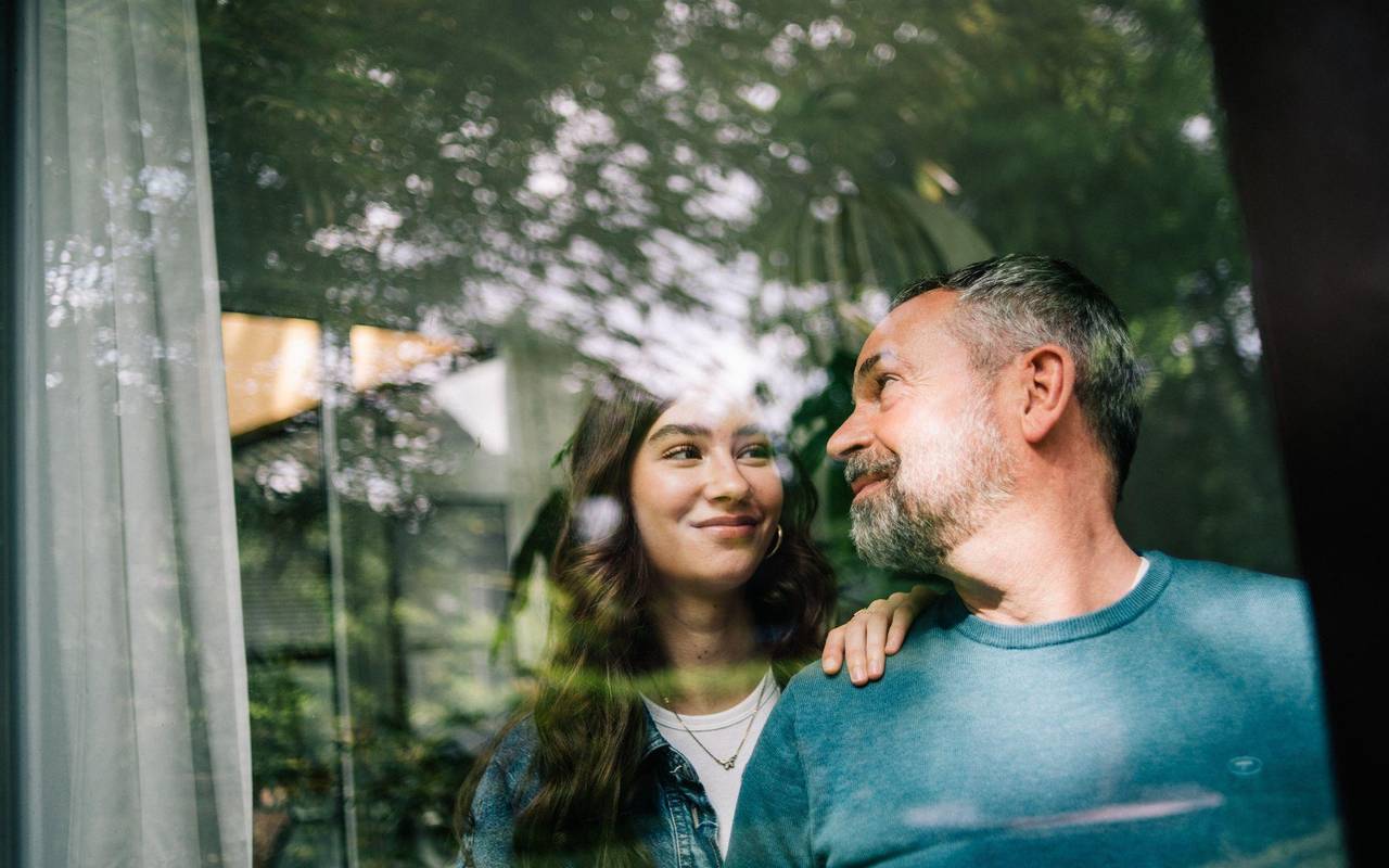 Vater und Tochter lächeln sich zu