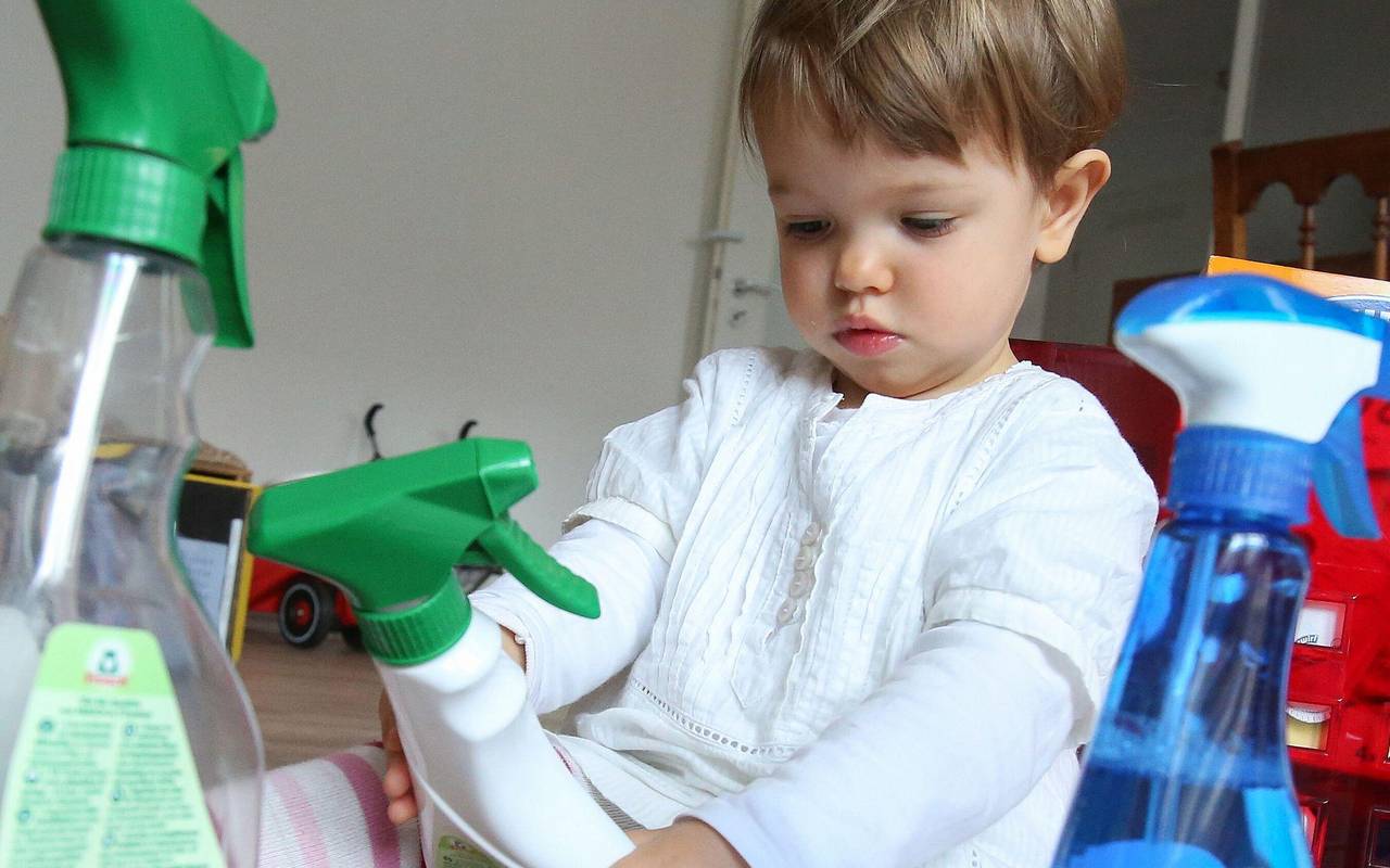 Mädchen spielt mit Putzmitteln