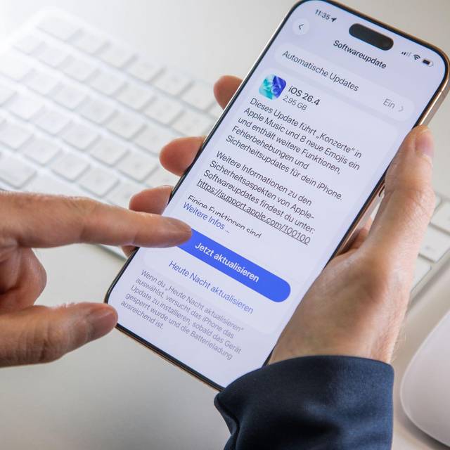 Ein Mann startet ein Softwareupdate auf einem iPhone