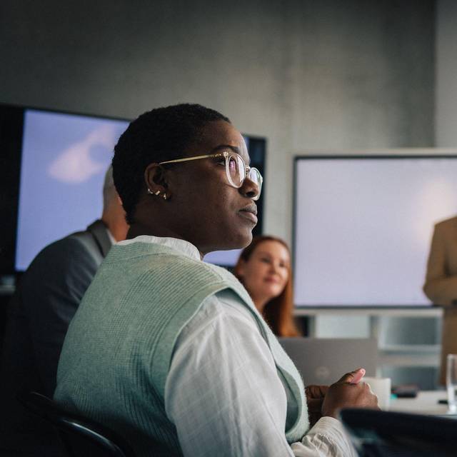 Eine Frau in einem Meeting