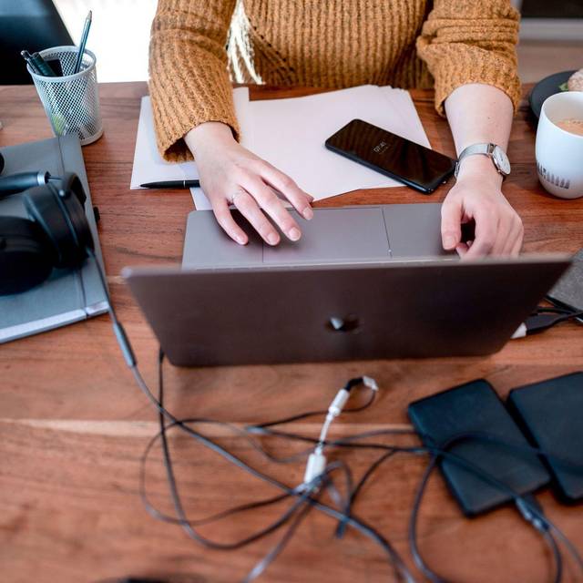 Frau sitzt an einem Laptop