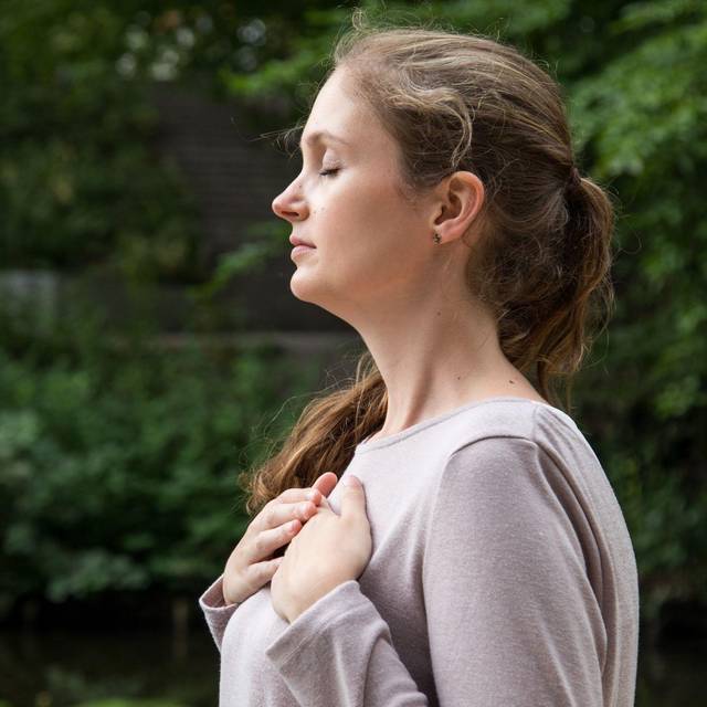 Eine junge Frau macht Atemübungen