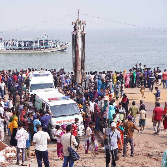 Bus stürzt in Bangladesch ins Wasser