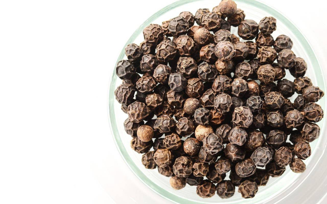Schwarzer Pfeffer ist in einer Schale zu sehen