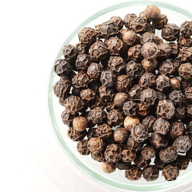 Schwarzer Pfeffer ist in einer Schale zu sehen